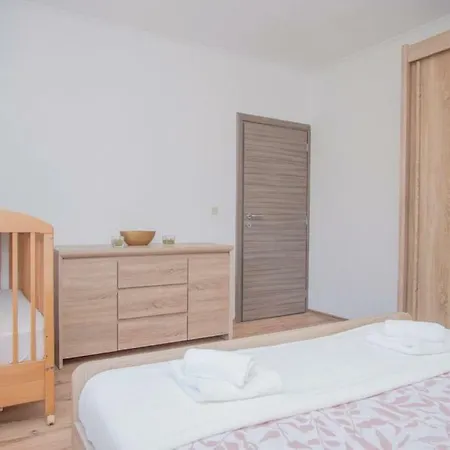 Apartment Vrljika,with Private Pool,bikes,garage